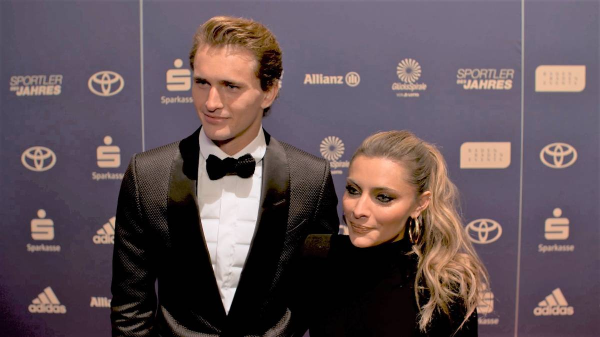 Tennisprofi Alexander Zverev wurde zum Sportler des Jahres gekürt. Dabei hatte seine Freundin Sophia Thomalla ihm eine Sache bei der Gala schon voraus.