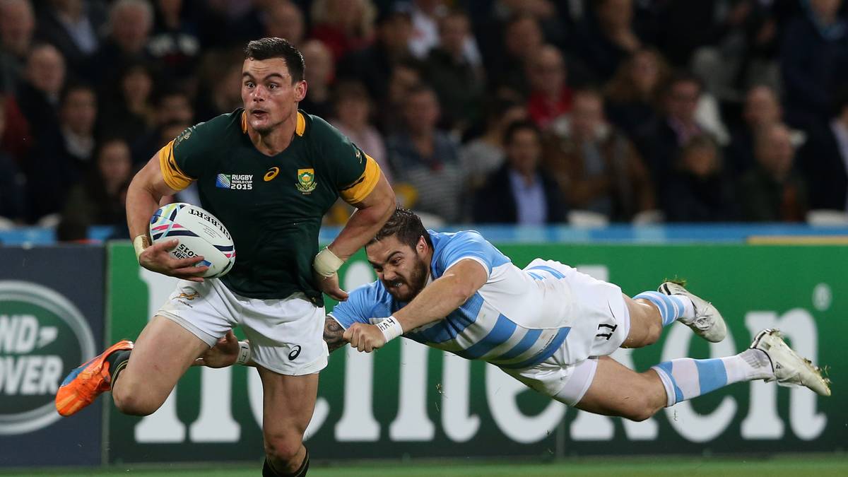 Meist kommen die Südamerikaner einen Schritt zu spät. Zur Pause führen die Springboks 16:0. Jesse Kriel lässt sich auch vom fliegenden Horacio Agulla nicht aufhalten
