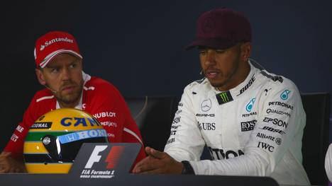 Sebastian Vettel (l.) und Lewis Hamilton (r.) auf der PK mit dem Helm von Ayrton Senna
