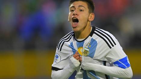 Echeverri celebra un gol con la selección argentina U17