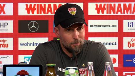 Stuttgarts Trainer Sebastian Hoeneß wird nach dem 3:1-Sieg gegen Bayern auf dem Zaun gefeiert. Dem Coach selbst ist die Situation fast schon unangenehm.