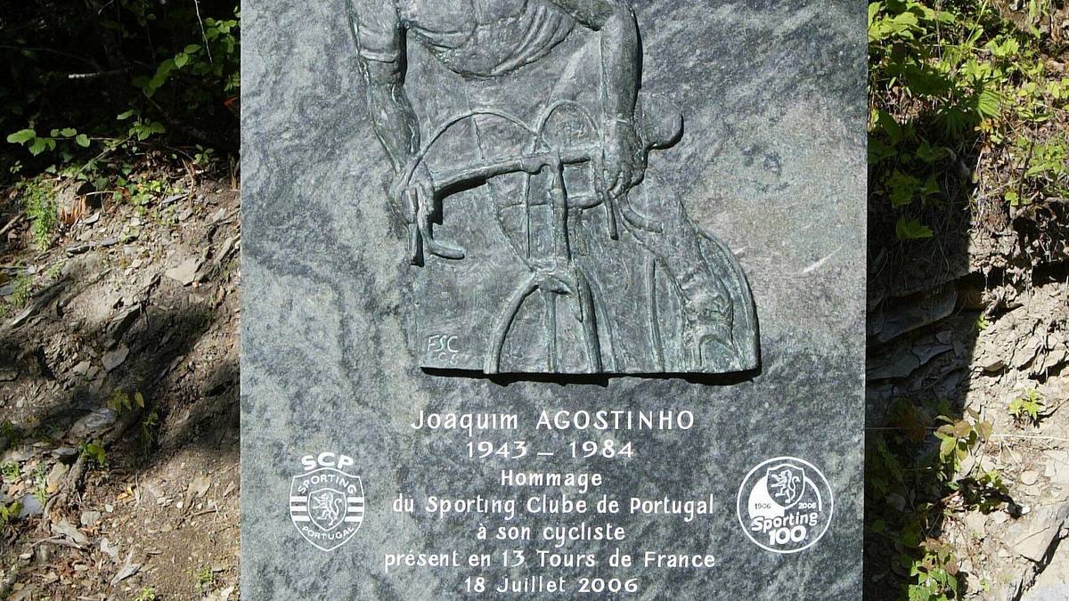 Trotz seiner Kopfverletzung stieg der 41-Jährige wieder auf das Rad und beendete die Etappe. Erst zehn Stunden später wurde er operiert. Elf Tage später verstarb Agostinho