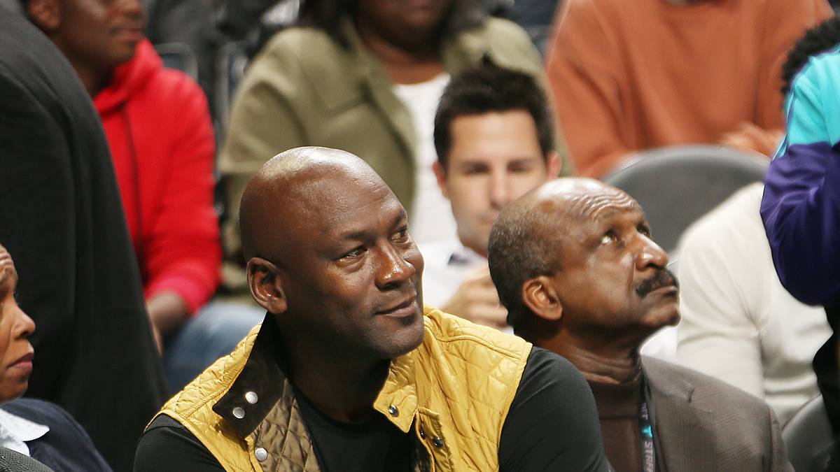 NBA-Legende Michael Jordan verfolgt den Erfolg seiner Charlotte Hornets gegen die Miami Heat ziemlich entspannt