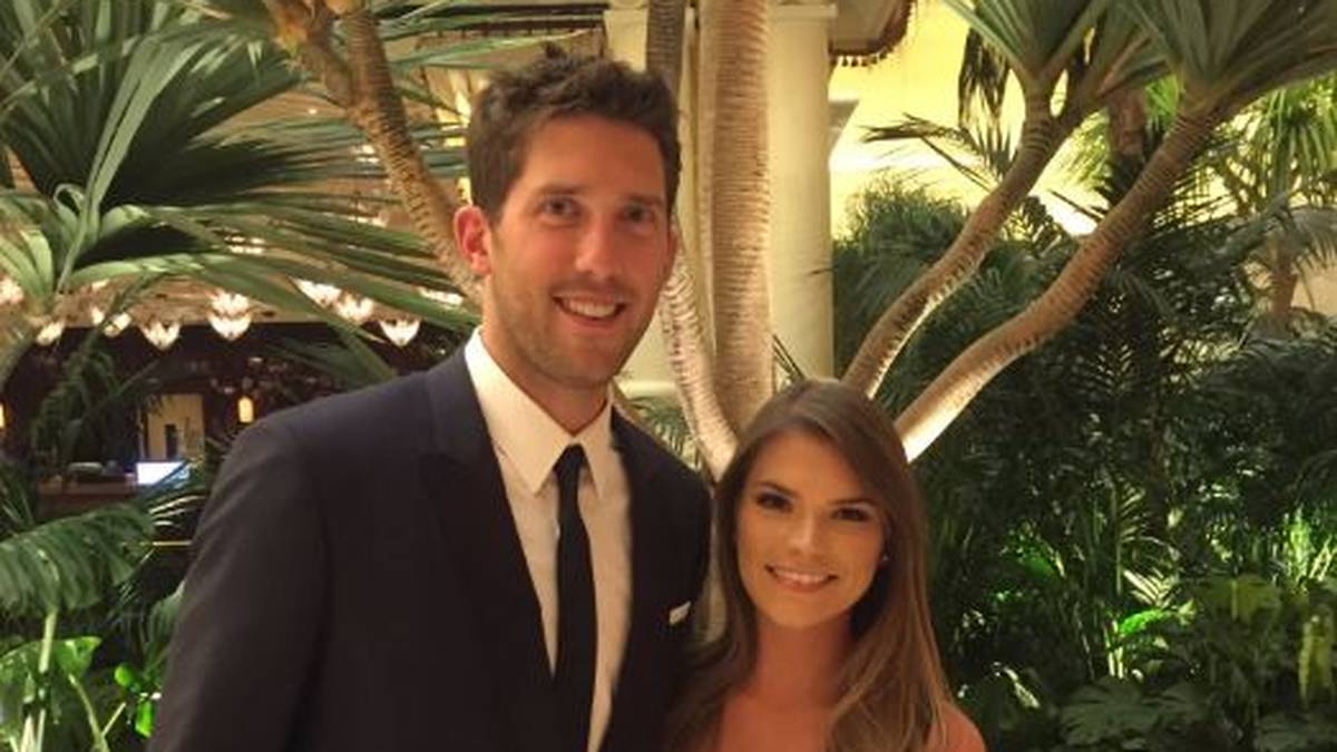 Vom einen Torhüter direkt zum nächsten. Auch Tampa Bays Ben Bishop hat mit Andrea Talamadge einen guten Fang gemacht