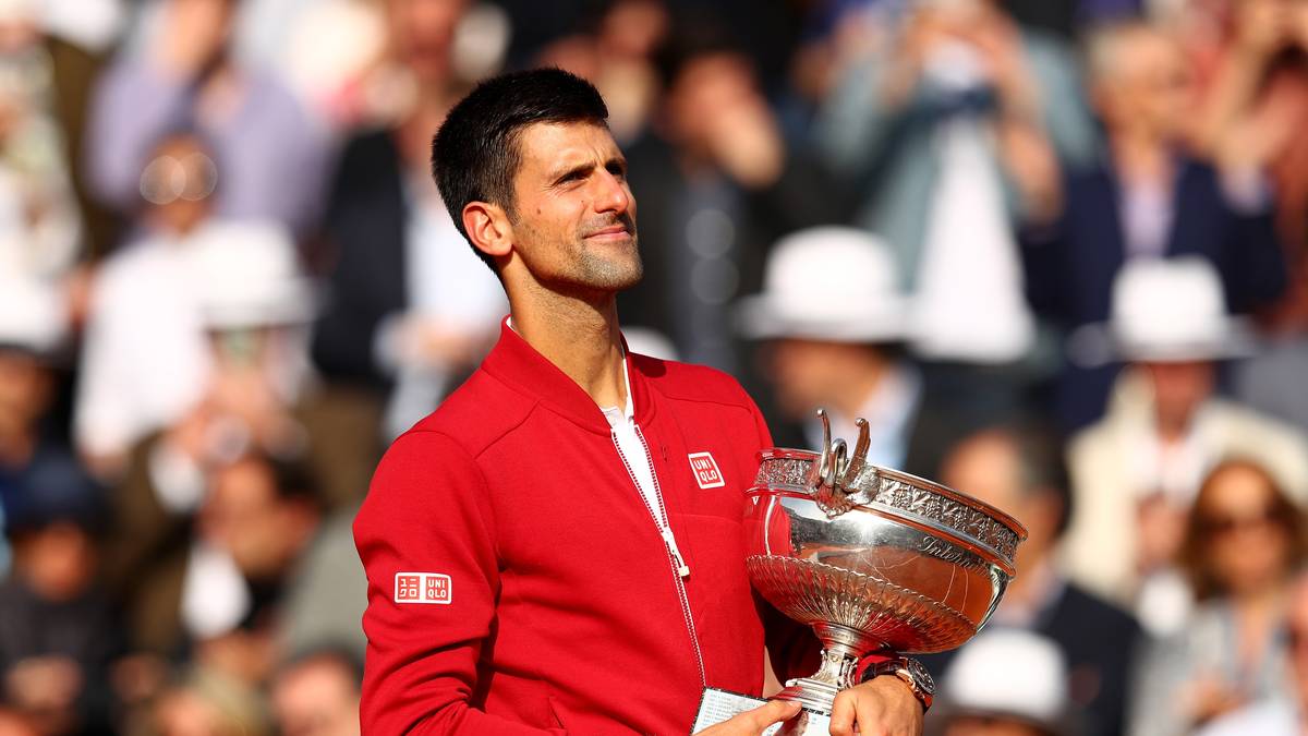 Dann hält Djokovic endlich zum ersten Mal in seiner Karriere den Pokal in Paris in den Händen