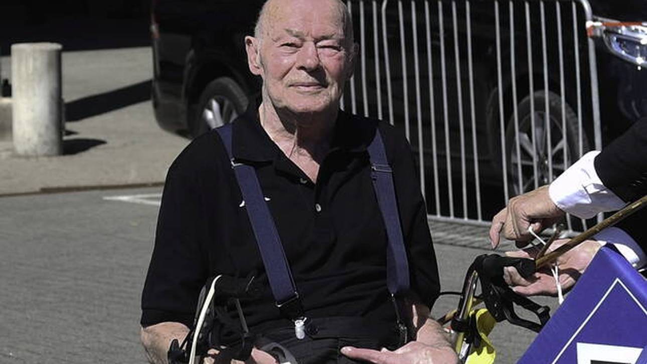 Willi Giesemann nahm 2022 noch an der Trauerfeier für Uwe Seeler teil