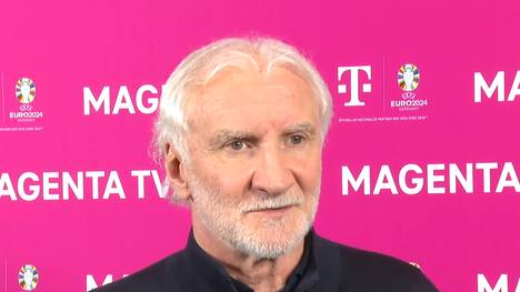 Rudi Völler blickt mit Vorfreude auf den Sonntag, wenn Bayer Leverkusen zum ersten Mal die Meisterschaft gewinnen kann. Der frühere Sportdirektor der Werkself lobt die Arbeit des ganzen Vereins.