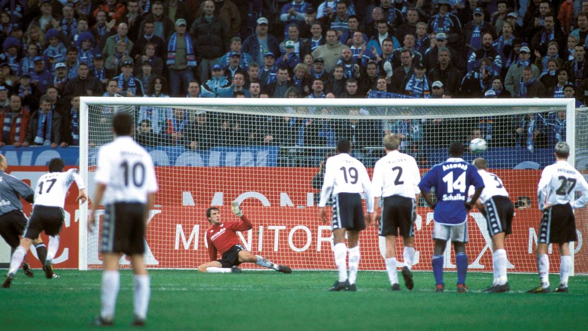 Die Fallhöhe für Reck ist aber auch gering. Schalke hat bereits einen 3:0-Vorsprung herausgeschossen. Da der etatmäßige Elfmeterschütze Jörg Böhme bereits ausgewechselt ist, darf Reck noch sein persönliches Erfolgserlebnis feiern