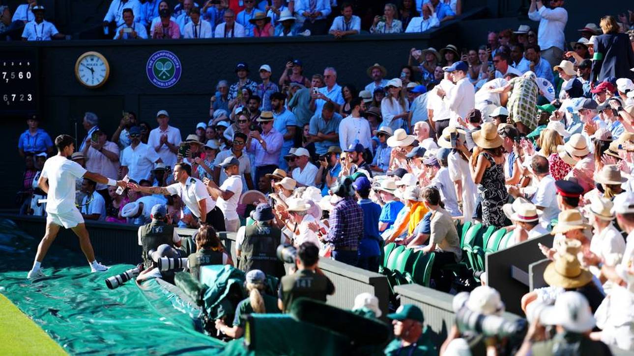 Carlos Alcaraz reicht eine Wasserflasche ins Publikum 