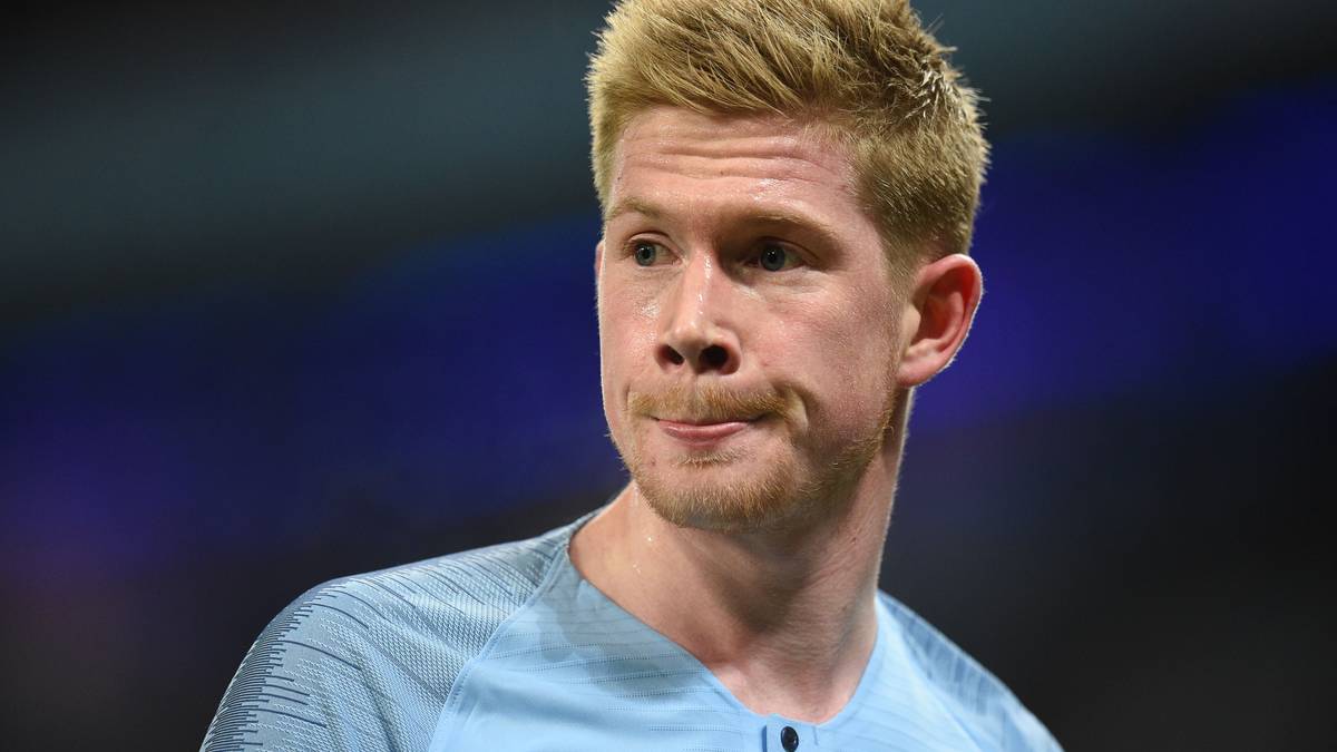 Optimales Timing, auf dem Platz und am Herd: Kevin De Bruyne backt gerne. Wie der "Daily Star" berichtete, liebt es der belgische Mittelfeldstar, köstliches Gebäck zu zaubern. Der ManCity-Profi habe das Kuchenbacken sogar mal mit dem Kreieren eines perfekten Passes auf dem Rasen verglichen - und verköstigt auch mal seine Mitspieler