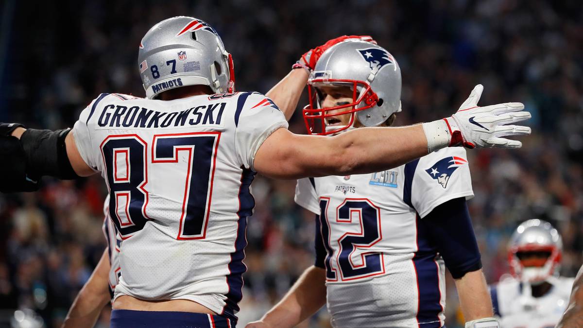 Schon beim Rücktritt gibt es offenbar auch eine Hintertür. "Wenn das Team Probleme hat oder ihn an einem gewissen Punkt im nächsten Jahr braucht und - hypothetisch - Tom Brady ihn anruft und sagt: 'Rob, wir brauchen dich', wäre ich nicht geschockt, wenn er für ein paar Spiele zurückkäme", sagte Gronkowskis Agent Drew Rosenhaus bei ESPN