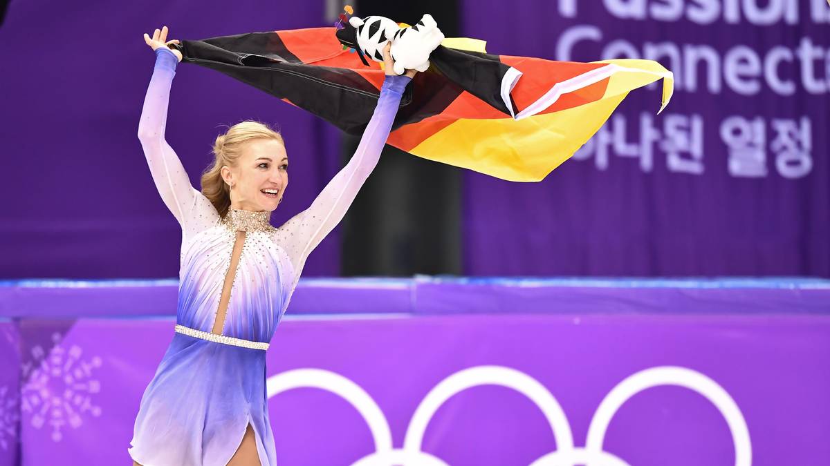 Nach Gold bei Welt- und Europameisterschaften sowie Bronze bei den Winterspielen von Vancouver (2010) und Sotschi (2014) holt sie in Pyeongchang ihren letzten noch fehlenden Titel. Nach einem verpatzten ersten Tag legt das Duo eine Traum-Kür aufs Eis