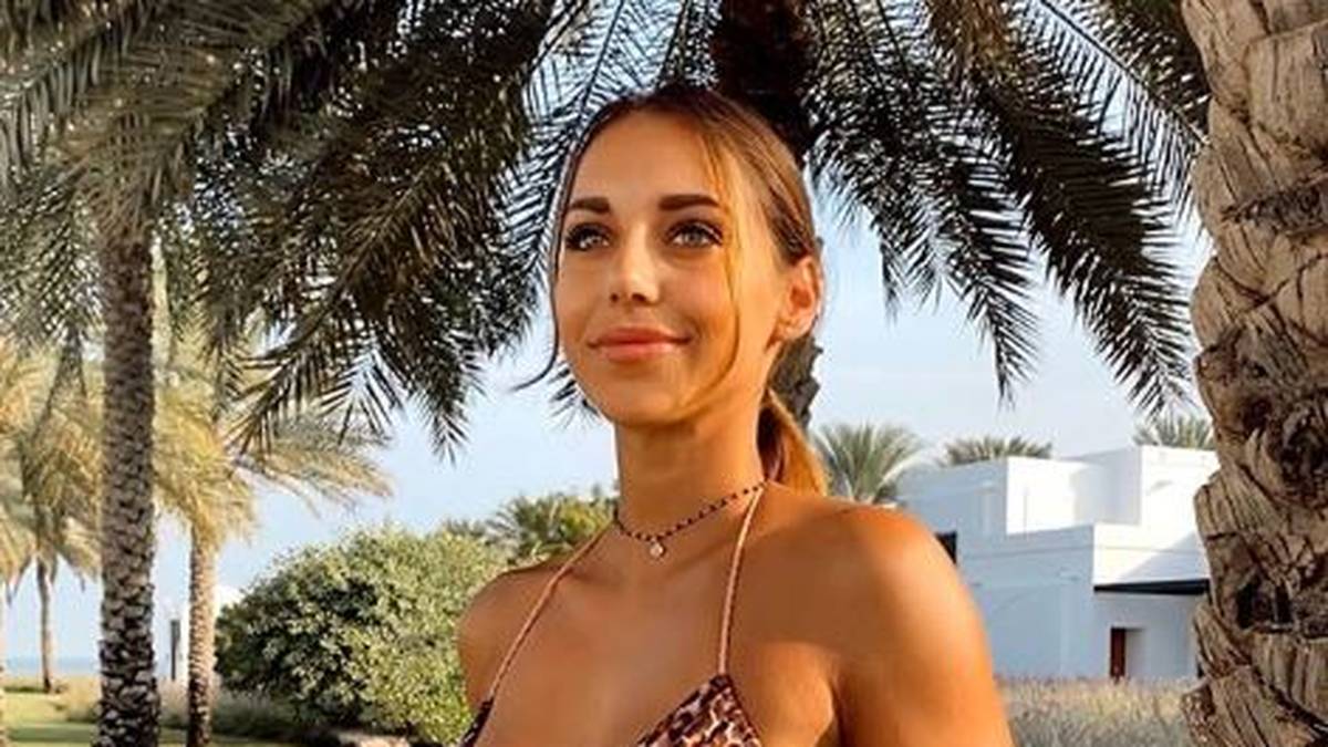 Zauberhafte Laune: Mirjana Zuber lächelt unter Palmen leise in sich hinein - und nimmt dabei die Sonnenbrille ab