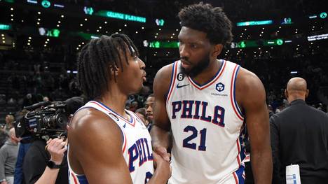 Tyrese Maxey (l.) und Joel Embiid bleiben den Sixers erhalten