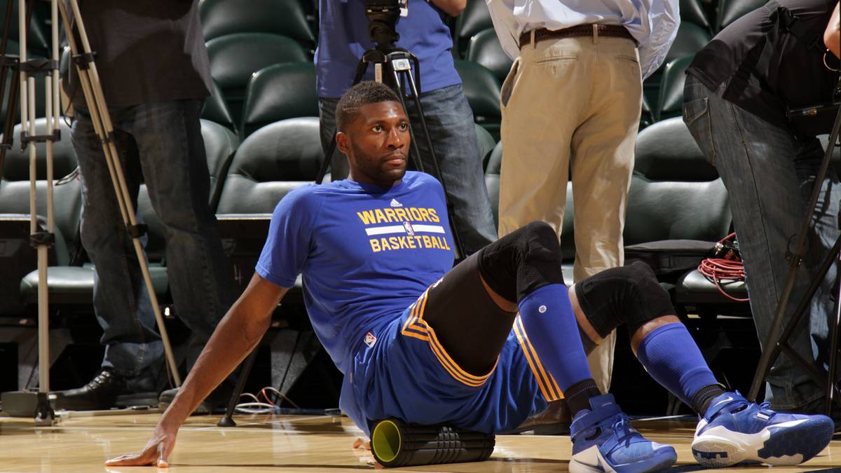 So sehen die Vorbereitungen auf den 23. Sieg der Golden State Warriors aus. Festus Ezeli wirkt auf seine Muskelfaszien ein. 