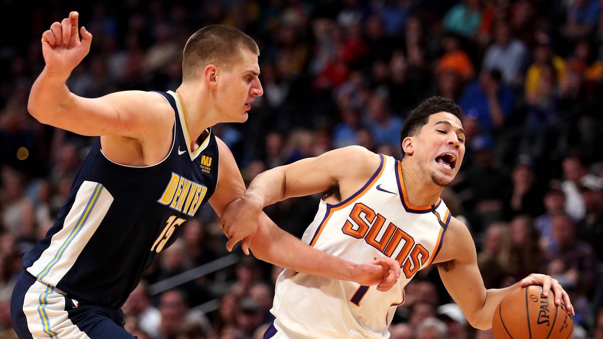 PLATZ 29 - PHOENIX SUNS (19-44): Die Bilanz der Suns ist ähnlich desaströs wie die der Hawks. Mit Devin Booker (Bild) haben die Suns ein Mega-Talent im Kader, das den 3-Punkte-Wettbewerb beim All-Star Game mit neuem Bestwert gewonnen hat. Ein Booker macht jedoch auch in Phoenix noch keinen Frühling. Zehn Pleiten in Folge vor dem jüngsten Sieg gegen die Memphis Grizzlies sprechen eine klare Sprache 