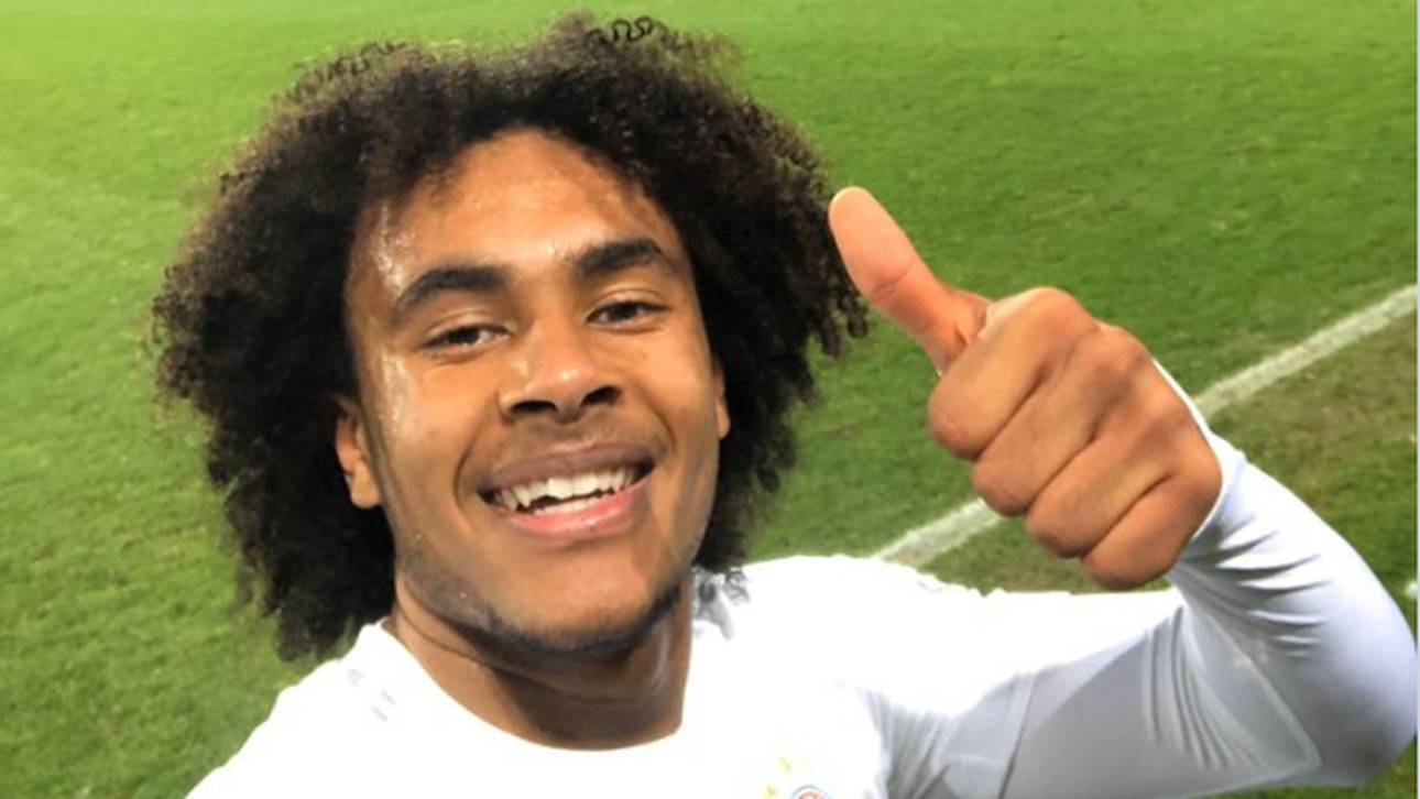 Zirkzee feiert Tor mit Selfie