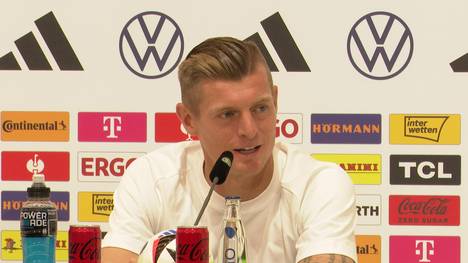 Auf einer Pressekonferenz der deutschen Fußballnationalmannschaft spricht Nationalspieler Toni Kroos über seine Kinder.