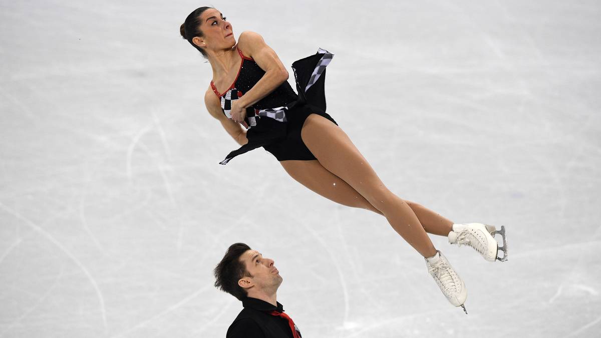 Spektakuläre Bilder fabrizieren auch die Eiskunstläufer, wie hier Valentina Marchei und Ondrej Hotarek aus Italien