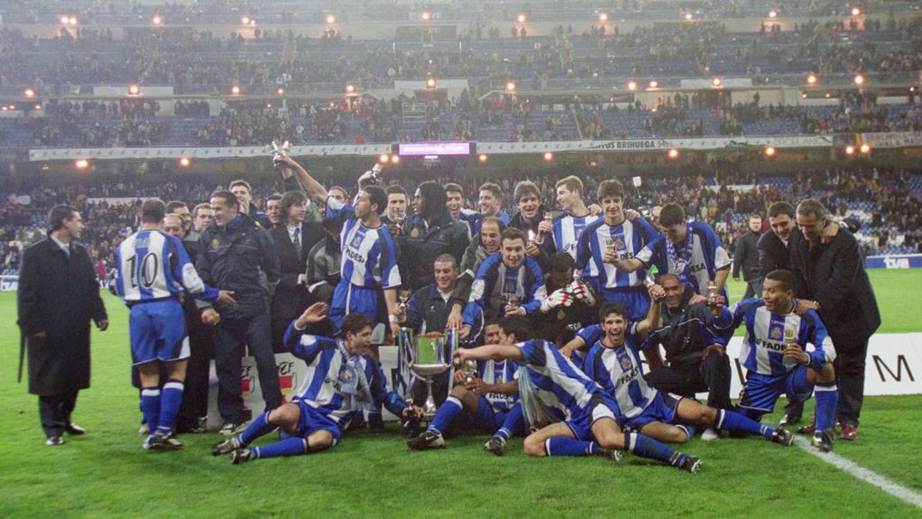 Deportivo La Coruna feiert den Pokalsieg im Jahr 2002