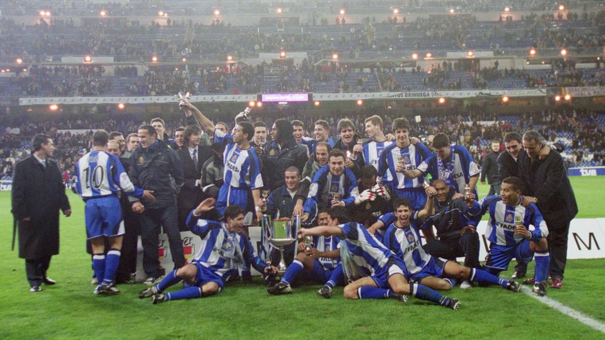 Deportivo La Coruna feiert den Pokalsieg im Jahr 2002
