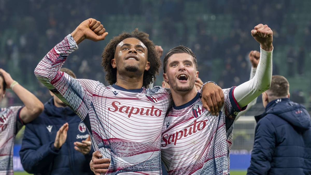 Joshua Zirkzee (l.) überzeugt beim FC Bologna