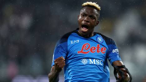 Das Rennen um Victor Osimhen wird immer heißer: Neben zahlreichen Topclubs aus dem Ausland sind auch die Bayern am Nigerianer dran. Zuletzt tauchte eine Meldung über eine Einigung mit PSG auf. 