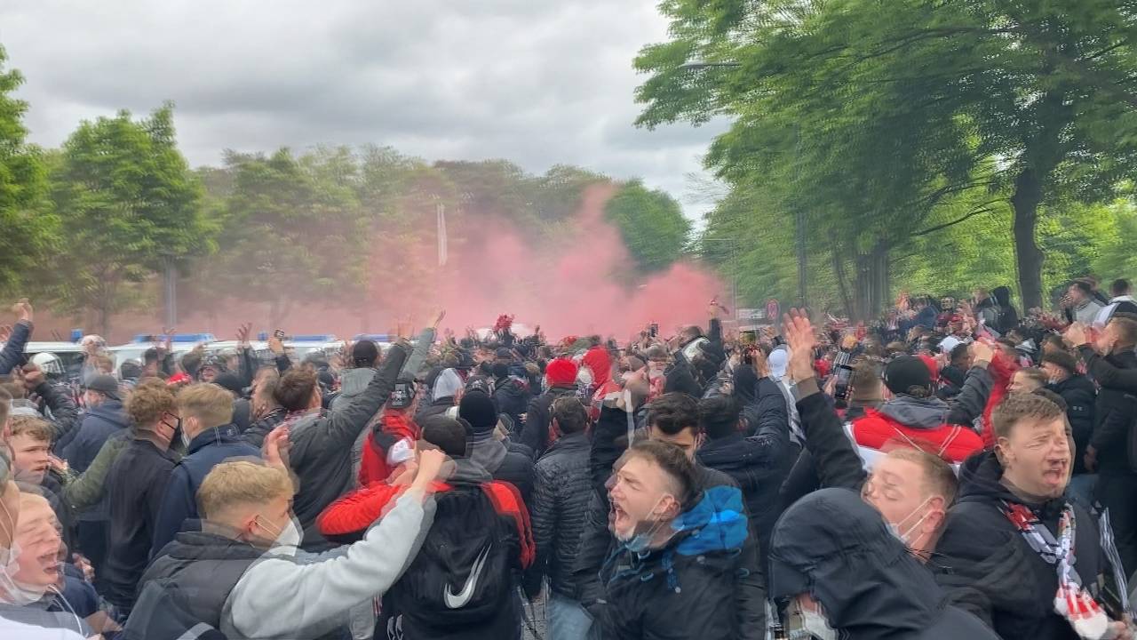 Pyro und Ekstase: So feiern die Fans des 1.FC Köln die Relegation