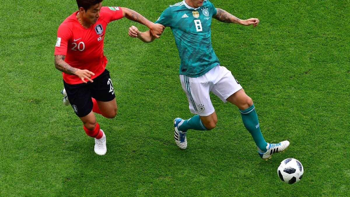 TONI KROOS: Spielte trotz des vermeintlichen Schubs durch seinen Traum-Freistoß gegen Schweden in der ersten Halbzeit unauffällig und bewegte sich unter dem Radar. Legte mit einem Fehlpass los (6.) und wirkte weder spritzig, noch kurbelte er das Spiel an. Auch nicht in der zweiten Hälfte. Schoss in der 84. Minute immerhin mal aufs Tor – aber drüber. Leite mit einem Pass im eigenen Strafraum das 0:1 ein. SPORT1-Note: 6