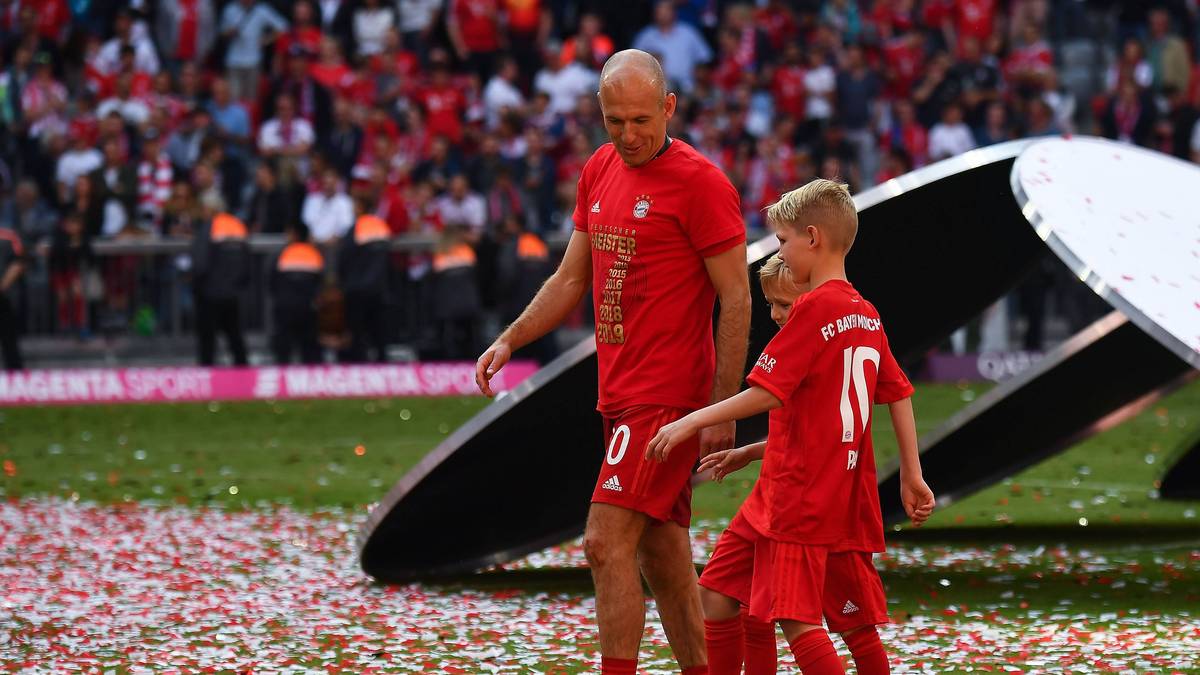 Die Söhne der Beiden habe es derweil auf den Ball abgesehen. Ganz der Papa eben
