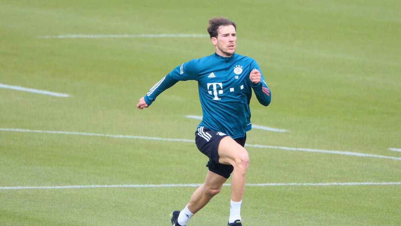 Goretzka auf Damenrad zum Training
