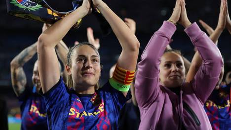 Alexia Putellas (l.) feiert mit ihren Teamkameradinnen von Barca den 5:2-Sieg gegen Real Madrid
