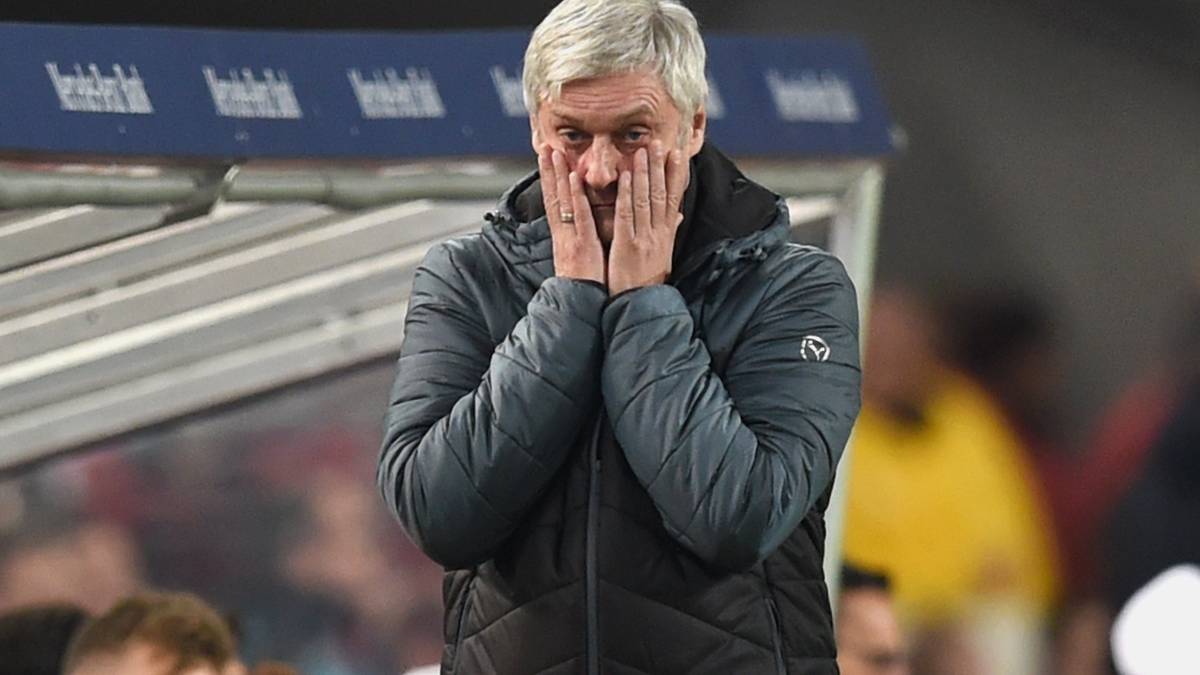 Der Mann, den Stevens damals ablöste? Armin Veh! Käme er jetzt vom Doppelpass auf den Trainerstuhl, es wäre eine schöne Pointe