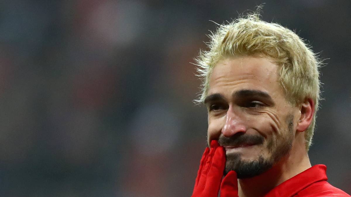 Mats Hummels erstaunt die Bayern-Fans gegen Leipzig mit blondiertem Haar. Der Weltmeister hat eine Wette verloren - ausgerechnet beim Dosenwerfen! 