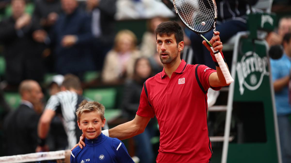 Das ist der neue Djokovic-Jubel. Nach dem Einzug ins Halbfinale schnappt sich der Weltranglistenerste einen Balljungen