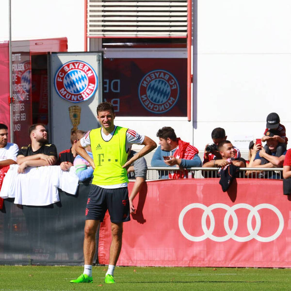 Der FC Bayern reagiert auf die steigenden Corona-Zahlen in München - und trifft eine Entscheidung, die auch für die Fans Auswirkungen hat. 