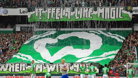 Die Fans von Werder Bremen feiern ihr Team mit einer Choreographie
