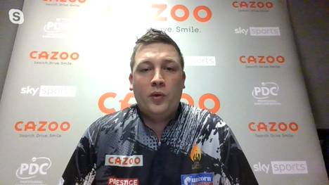 Chris Dobey stellt vor seinem Heimspieltag in der Premier League of Darts in der achten Madhouse-Folge den Fragen von Basti und Jana.