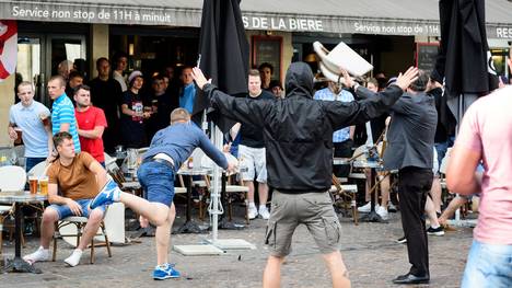 Russische Hooligans machen in Marseille Jagd auf englische Fans