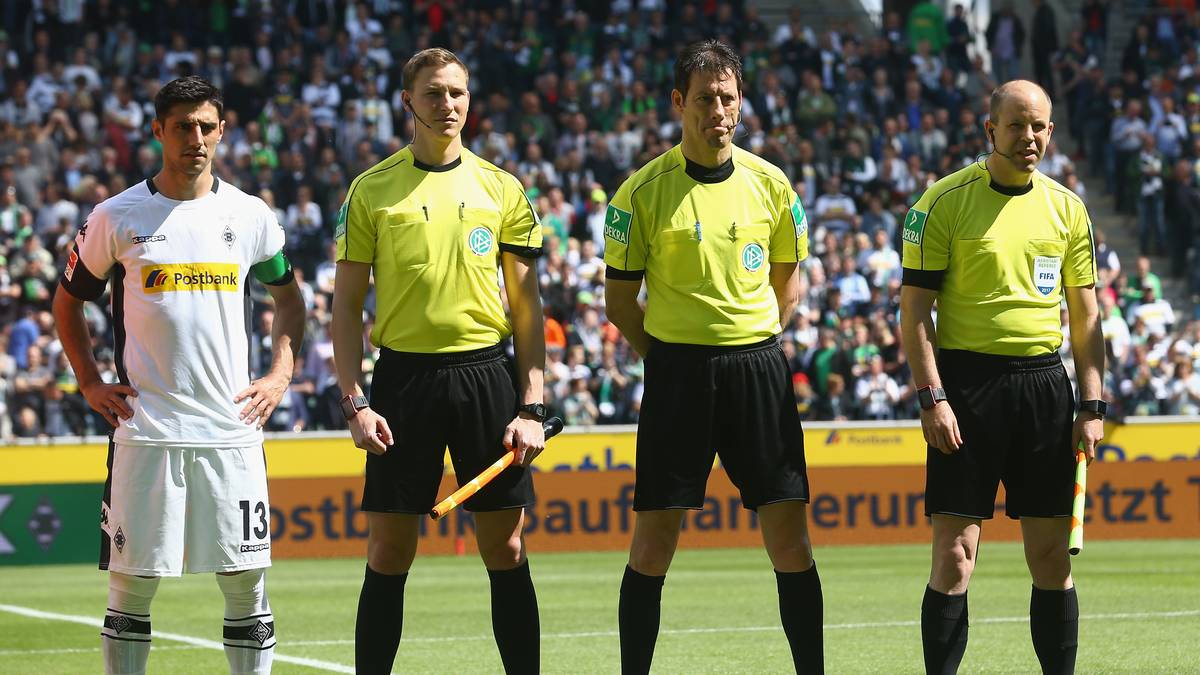 In Mönchengladbach geht die Bundesliga-Karriere des langjährigen FIFA-Schiedsrichters Wolfgang Stark (2.v.l.) mit der Begegnung der Borussia gegen Darmstadt 98 zuende