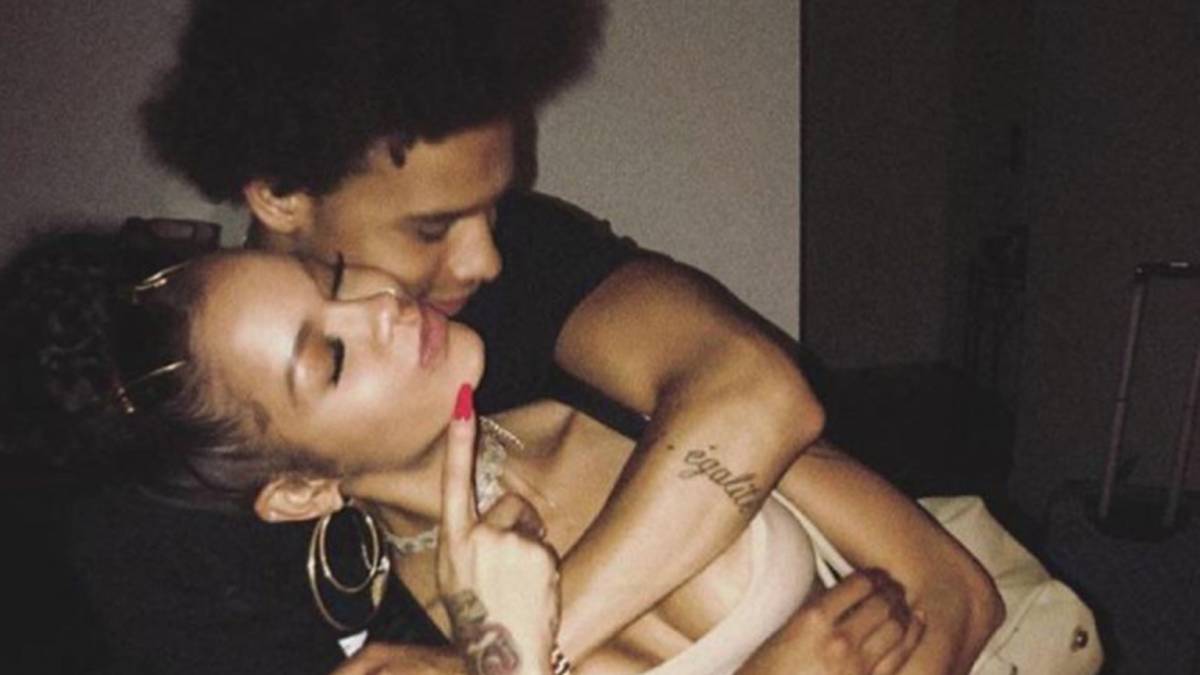 Es ist die R&B-Sängerin Candice Brook, die häufig als Rihanna-Double bezeichnet wird