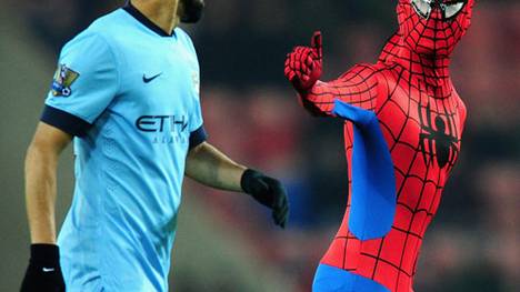 Spiderman präsentiert sich vor den Stars von Manchester City