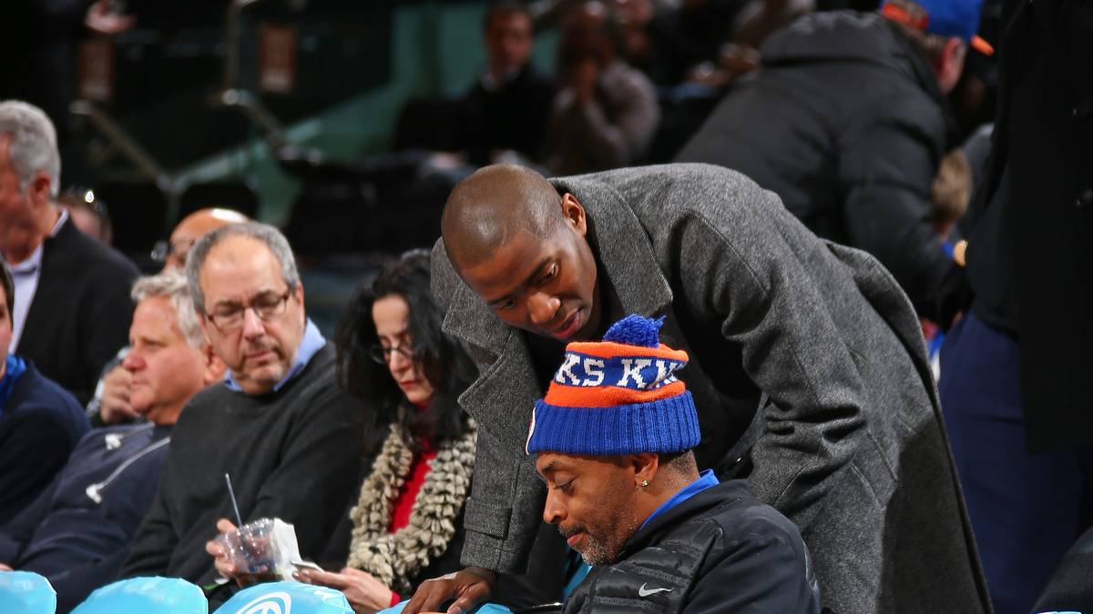 Was geht Doc? Jamal Crawford kann nach wie vor bei den Clippers nicht spielen und nutzt die Gelegenheit, Regisseur Spike Lee im Madison Square Garden über die Schulter zu schauen. Ob es wohl um ein zukünftiges Filmprojekt geht?