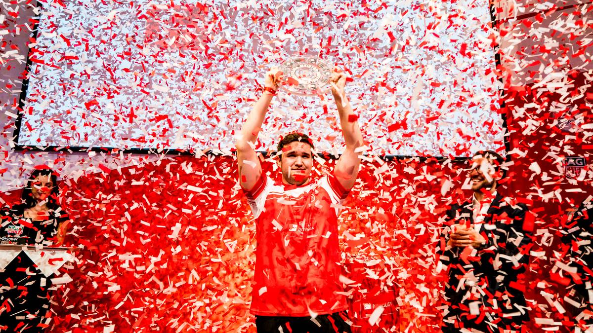 Damit sicherte sich Tim "TheStrxnger" Katnawatos den deutschen FIFA-Meistertitel und insgesamt 25.000 Euro Preisgeld