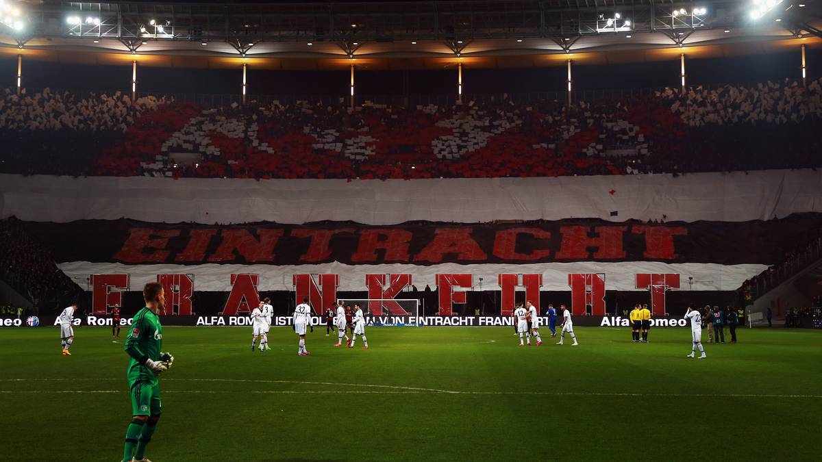 Was für ein Anblick für die Spieler. Gegen den FC Schalke 04 wurde die Mannschaft mit einem spektakulärem Banner in Empfang genommen