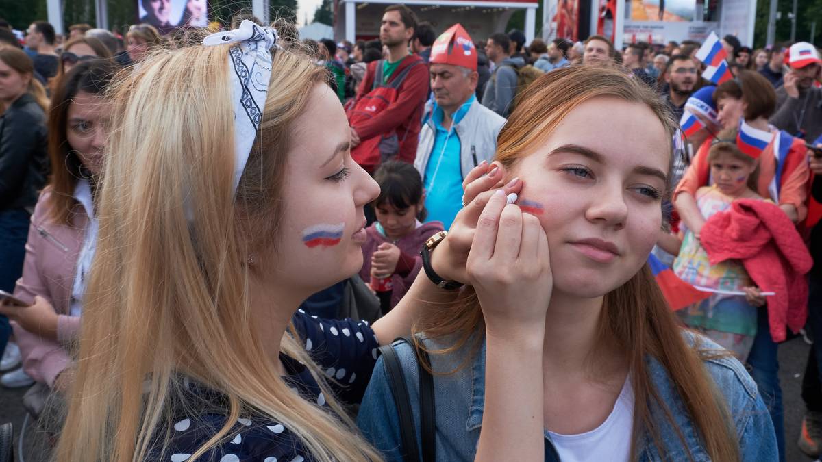 Letzte Korrekturen der Flagge. Diese jungen Fans sind bereit