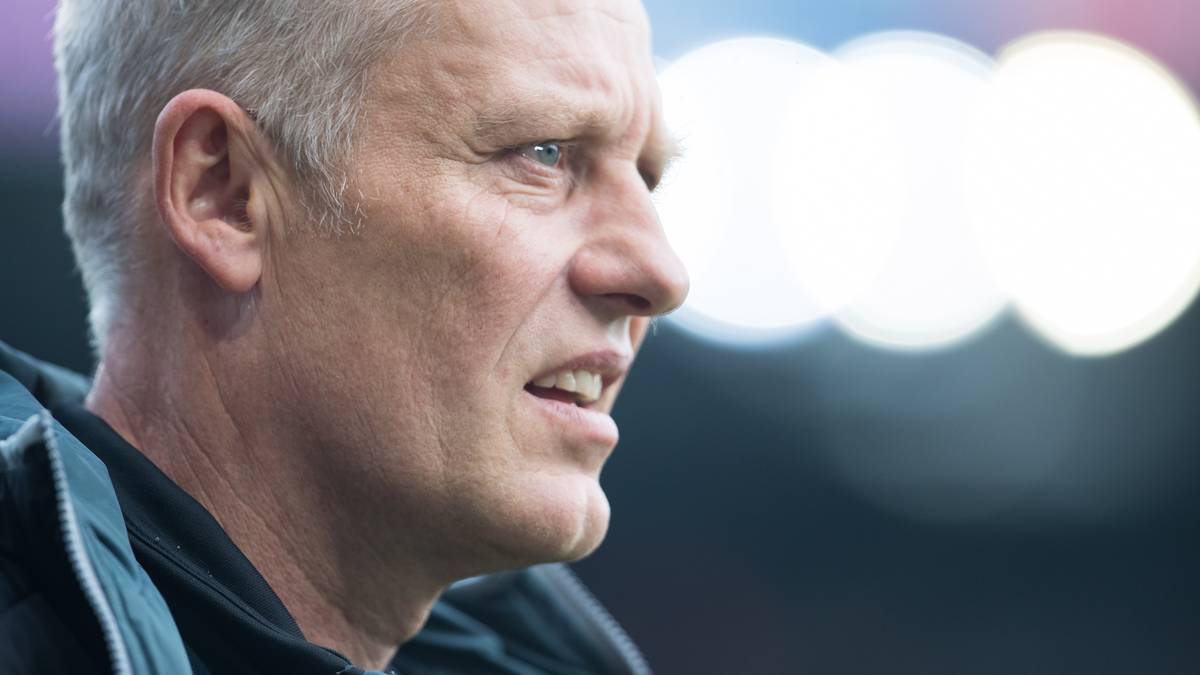 Für Christian Streich hat dieser Spieltag eine Überraschung parat. Noch ahnt der Trainer des SC Freiburg nicht, was während des Spiels gegen Schalke 04 auf ihn zukommen wird...