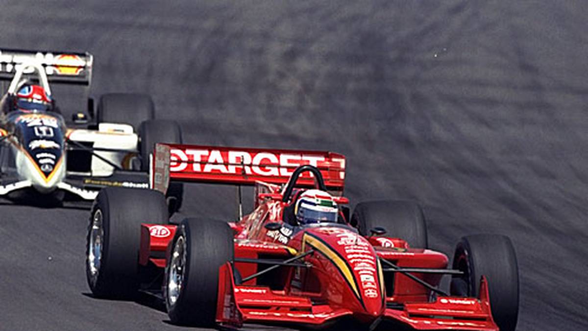 Sein Stern geht in der US-Rennserie Champ Car auf. Zanardi, der tatsächlich wegen seines "unaussprechlichen" Namens in den USA in den USA nur "Alex" genannt wird, gewinnt zwei Titel in Folge (1997, 1998)