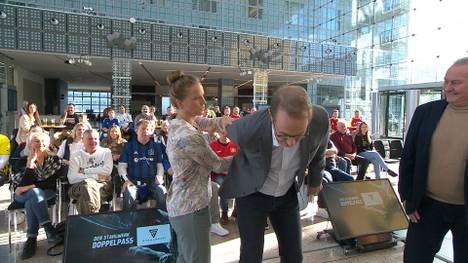 Ein Taschendieb hat versucht das Handy der Sky-Expertin Tabea Kemme zu klauen, wie sie im STAHLWERK Doppelpass erzählt. Doch diese reagierte schnell - und überraschte den mutmaßlichen Täter.