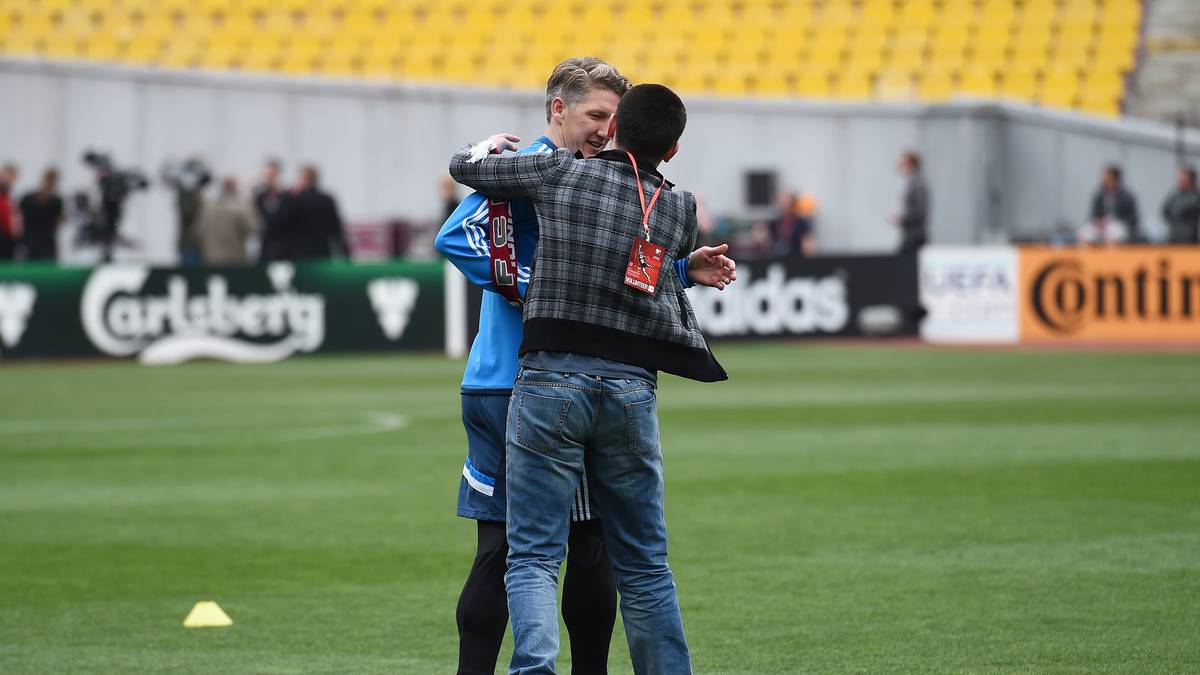 Schweinsteiger bleibt dabei ganz gelassen und bedankt sich...